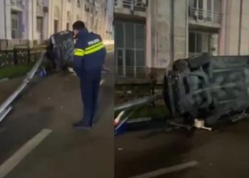 ბათუმში, ხიმშიაშვილის ქუჩაზე მანქანა განათების ბოძს შეეჯახა და მოგლიჯა