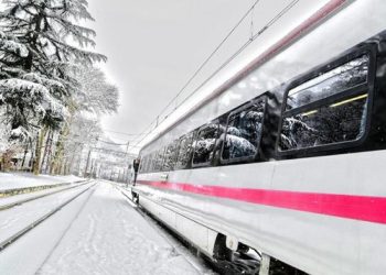 დიდთოვლობის გამო პარალიზებული რკინიგზა – რამდენიმე მატარებელი გაჩერდა