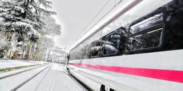 დიდთოვლობის გამო პარალიზებული რკინიგზა – რამდენიმე მატარებელი გაჩერდა