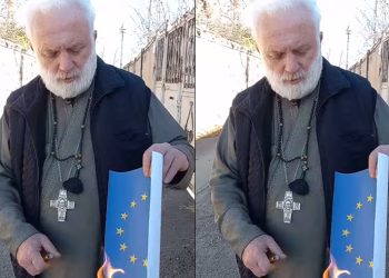 (ვიდეო)სასულიერო პირმა ევროკავშირის დროშას ცეცხლი წაუკიდა და დაწვა