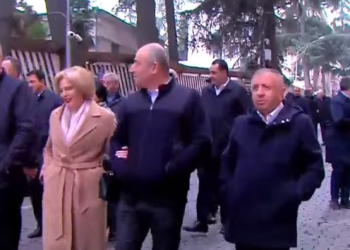 საპარლამენტო უმრავლესობის მსვლელობა პარლამენტიდან დაიწყო