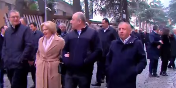 საპარლამენტო უმრავლესობის მსვლელობა პარლამენტიდან დაიწყო