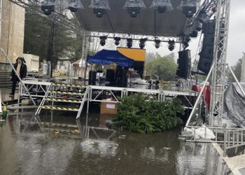 ოზურგეთში საახალწლო სცენაზე ეკრანი წაიქცა და პიანისტს ფეხი მოტეხა