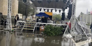 ოზურგეთში საახალწლო სცენაზე ეკრანი წაიქცა და პიანისტს ფეხი მოტეხა