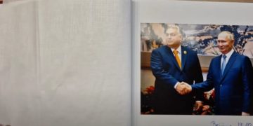 მიშელს საჩუქრად გაუგზავნეს ალბომი ორბანის ფოტოებით ცნობილ ავტოკრატებთან