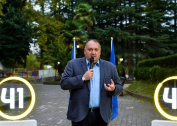 “ნაძირალა მიწოდა და ხელი მკრა” – ქუთაისის მერს სიტყვიერ და ფიზიკურ შეურაცხყოფაში ადანაშაულებენ