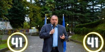“ნაძირალა მიწოდა და ხელი მკრა” – ქუთაისის მერს სიტყვიერ და ფიზიკურ შეურაცხყოფაში ადანაშაულებენ