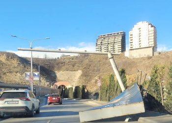 “ქარზე არაა გათვლილი?”; “შუქნიშანი ტრიალებს”; “მხოლოდ კაბელები იჭერს” – ფოტო და ვიდეო