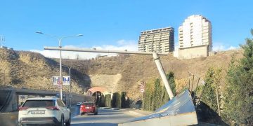 “ქარზე არაა გათვლილი?”; “შუქნიშანი ტრიალებს”; “მხოლოდ კაბელები იჭერს” – ფოტო და ვიდეო