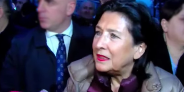 მე აქ უნდა ვიყო – პრეზიდენტი თავისუფლების მოედანზე მივიდა