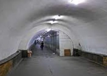 სამგორის მეტროს ჩასასვლელთან, გასასვლელ გვირაბში ბათქაში ჩამოიშალა