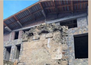 “იმედია, ამაზე ნებართვა არ გაგიციათ“ – მესტიაში სვანურ კოშკს სახლი დააშენეს