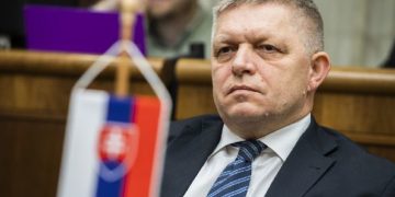 უკრაინამ უნდა დათმოს ტერიტორია, რომ რუსეთის შემოჭრა დაასრულოს – რობერტ ფიკო
