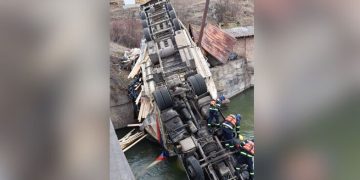 სატვირთო მდინარეში გადავარდა – დაიღუპა მძღოლი – “კაბინაში გაიჭედა და გამოსვლა ვერ მოახერხა”