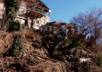 ისანში წყლის მილი გასკდა და მიწა ჩამოიშალა