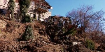 ისანში წყლის მილი გასკდა და მიწა ჩამოიშალა