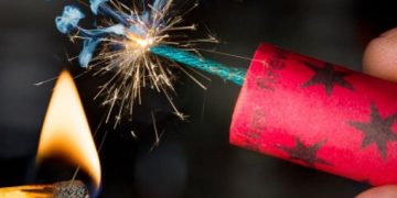 ქუთაისში ორ პენსიონერს პიროტექნიკა ხელში აუფეთქდა – რას ამბობს ექიმი?