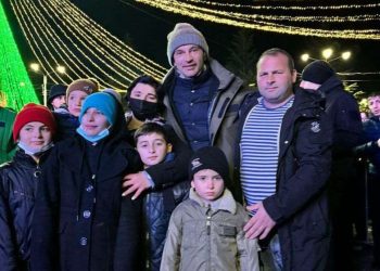 კახა კალაძემ ნიკურაძეების ოჯახს საჩუქრად სახლი გადასცა