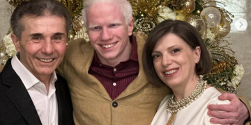 „ახალ წელს გილოცავთ“ – რა ფოტოებს აქვეყნებს ცოტნე ივანიშვილი?