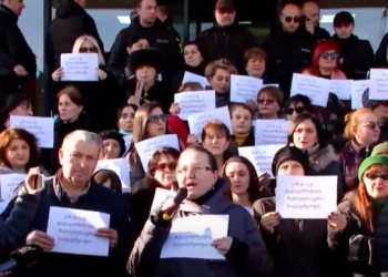 რესპუბლიკური საავადმყოფოს თანამშრომლების ნაწილი აქციას მართავს