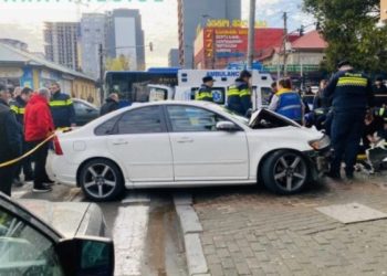 ბათუმში სამ ქვეითს ავტომანქანა დაეჯახა – დაშავებულების მდგომარეობა მძიმეა