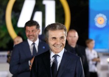 „პარლამენტიდან მინისტრთა კაბინეტში ასაფრენად გამზადებული მამუკა მდინარაძე, არჩილ თალაკვაძე, ნიკოლოზ სამხარაძე და ბექა დავითულიანი, ივანიშვილმა ჰაერშივე ჩამოსხნა“