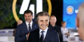 „პარლამენტიდან მინისტრთა კაბინეტში ასაფრენად გამზადებული მამუკა მდინარაძე, არჩილ თალაკვაძე, ნიკოლოზ სამხარაძე და ბექა დავითულიანი, ივანიშვილმა ჰაერშივე ჩამოსხნა“