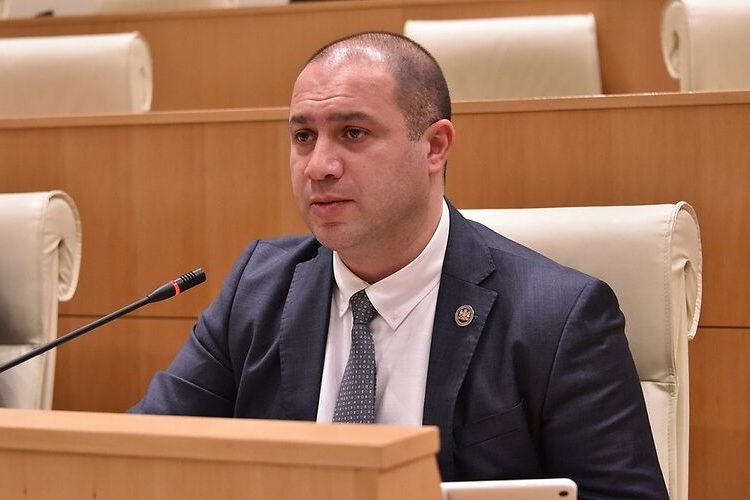 „ადეიშვილის მოადგილე, ამჯერად ქოცებში პორტირებული გივი მიქანაძე სააკაშვილზე ამბობს…“ – რას წერს გია ხუროშვილი