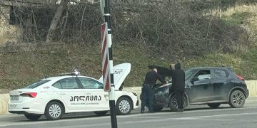 “აი, ეს არის კარგი პოლიციელი და არა ის გამოსახლებისას ხალხს რომ სცემდა” – ფოტო