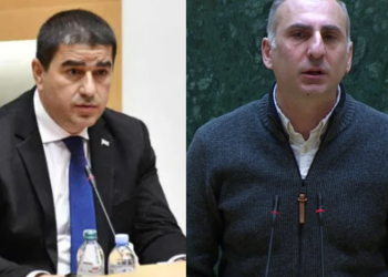 „პროტოკოლზე საუბრობთ და ჩოხა-ახალუხს და ქამარ-ხანჯალსაც ვერ გატყობთ“ – პაპუაშვილმა ელისაშვილის ჩაცმულობაზე