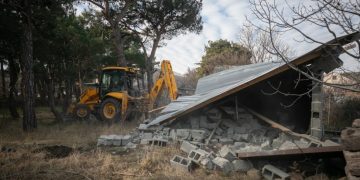 “აი, ასე დაანგრიეს მამაჩემის ნაწვალევი, გაფრთხილების გარეშე, უკანონოდ” – ინსპექციამ საბურთალოზე ნაგებობები დაანგრია