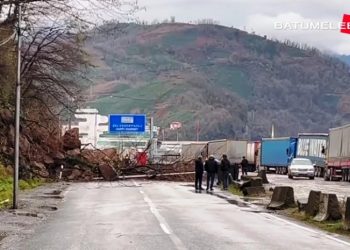 ლოდების ჩამოშლის გამო სარფში შესასვლელი გზა დროებით ჩაიკეტა
