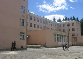 32-ე სკოლაში „წიწაკის სპრეის“ გაშვების ფაქტზე გამოძიება დაიწყო – დირექტორი და რამდენიმე პედაგოგი გამოკითხვაზე იმყოფებიან