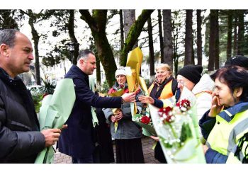 ლანჩხუთის მერმა 8 მარტი მეეზოვე ქალბატონებს მიულოცა – ფოტო