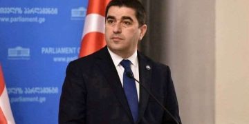 ,, დამისახელეთ ევროკავშირის რომელიმე ქვეყანა, სადაც პარლამენტის თავმჯდომარე ჟურნალისტებთან ერთი საათი დგება და ყველა კითხვას პასუხს სცემს” – შალვა პაპუაშვილი