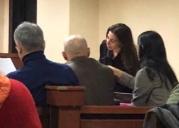 შეყვარებულის დაჭრაში ბრალდებული ქალი გირაოს საფუძველზე გაათავისუფლეს