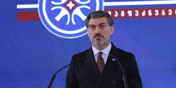 ,, რადიკალებს ვეკითხებით, არიან თუ არა მომხრე ერთნაირსქესიანთა ქორწინების? ერთნაირსქესიანთა მიერ შვილის აყვანის? ბავშვისთვის სქესის გადაკეთების?” – მიხეილ ყაველაშვილი
