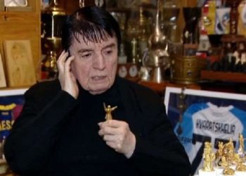 ნონა გაფრინდაშვილი ხვიჩა კვარაცხელიას საჩუქრად საკოლექციო ჭადრაკიდან მეფის ფიგურას გადასცემს