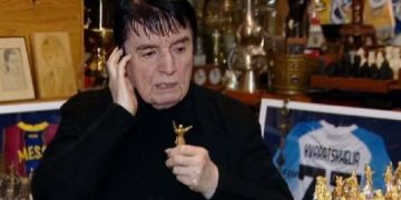 ნონა გაფრინდაშვილი ხვიჩა კვარაცხელიას საჩუქრად საკოლექციო ჭადრაკიდან მეფის ფიგურას გადასცემს