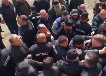 “გამოეთრიე, გაგიხევ სახეს…” – ადიგენში მუსლიმებს პარასკევის ლოცვაზე მიუვარდნენ