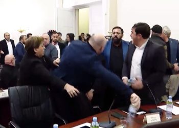 ხმაური ბათუმის საკრებულოში – დეპუტატებმა ერთმანეთს აგინეს და ბოთლები ესროლეს