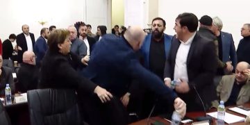 ხმაური ბათუმის საკრებულოში – დეპუტატებმა ერთმანეთს აგინეს და ბოთლები ესროლეს