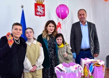 ლანჩხუთის მერის მოადგილეებმა დაუნის სინდრომის მქონე ბავშვებს საჩუქრები გადასცეს