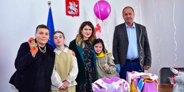 ლანჩხუთის მერის მოადგილეებმა დაუნის სინდრომის მქონე ბავშვებს საჩუქრები გადასცეს