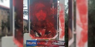 წალენჯიხაში, ჯვარში, უცნობმა პირებმა უკრაინაში მებრძოლი ქართველის ბანერს წითელი საღებავი შეასხეს