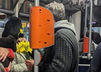 “ერთი მამაკაცი ამოვიდა ავტობუსში და ყველა ქალბატონს, ისე უბრალოდ, დაურიგა ყვავილები” – ფოტოები