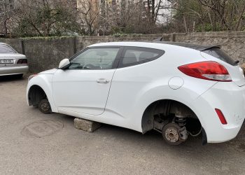 “სადაც უნდა ჩააბაროთ მაინც ამოვიცნობ, დანიშნული მქონდა! – ავტომანქანაზე ოთხივე საბურავი მომიხსნეს” – მოქალაქე