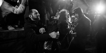 “გონდაკარგული ჩადეს პოლიციის მანქანაში” – რას წერს ნიკა ნარსია
