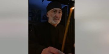 ნახეთ ვიდეო – “მეფე ნარიმანის” ბინის კართან ანთებული სანთლით მდგარ კაცს წვერზე ცეცხლი მოედო