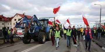 პოლონელმა ფერმერებმა უკრაინის საზღვართან სატვირთო ავტომობილების მოძრაობა გადაკეტეს
